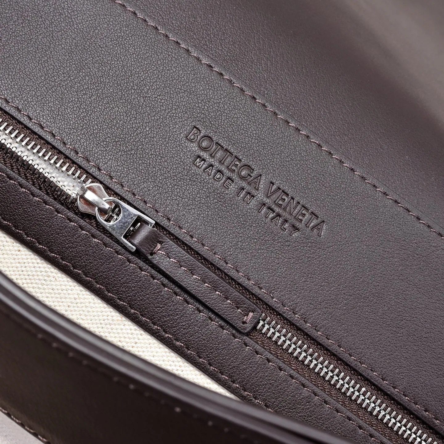 Batch 2460 #BV new men's Andiamo can be carried hand-held, on the shoulder or cross-body. It is a fashionable and versatile men's bag. The combination of lntrecciato woven iconic elements and smooth leather creates a unique cool style😎 The subtle luster and natural texture of the calfskin are high-end and fashionable. The flip-top design Knot shoulder straps and tough full leather shoulder straps are more private and can be used in more ways. No matter the size, it can accommodate a laptop, and it can be easily handled for daily commuting, business trips or travel. Model: 7715 Size: 37x26x13